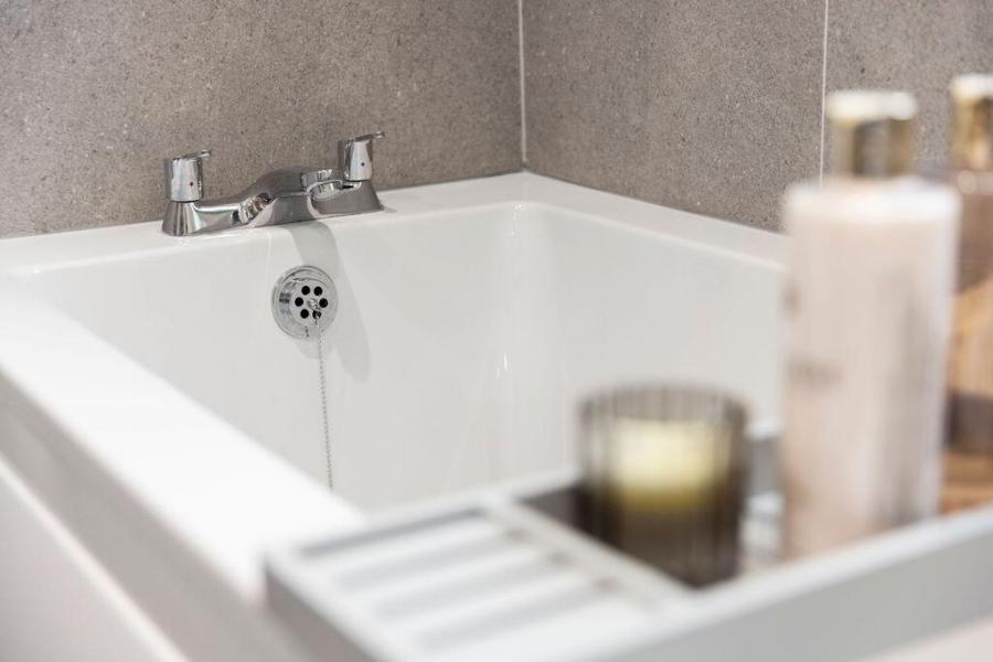 24, (With Sunroom), Camowen