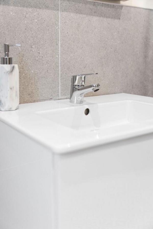 24, (With Sunroom), Camowen