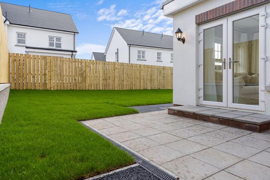 24, (With Sunroom), Camowen