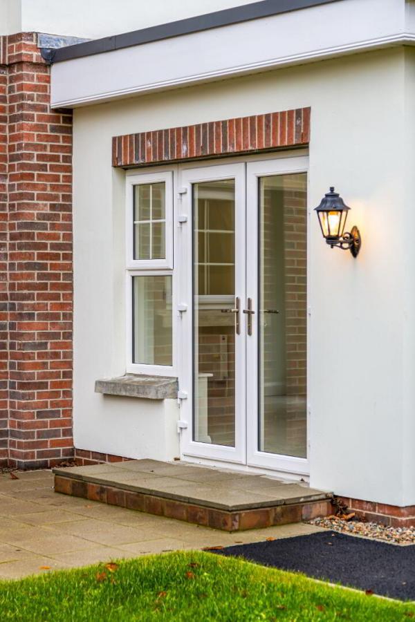21, (With Sunroom), Camowen