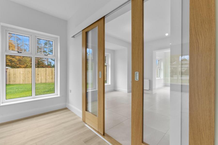 21, (With Sunroom), Camowen