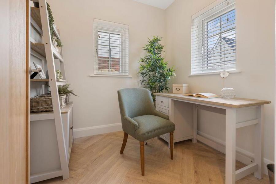 23, (With Sunroom), Camowen