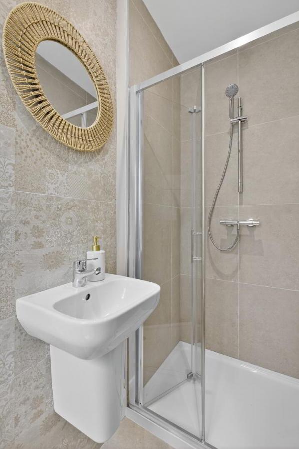 37, (With Sunroom), Camowen