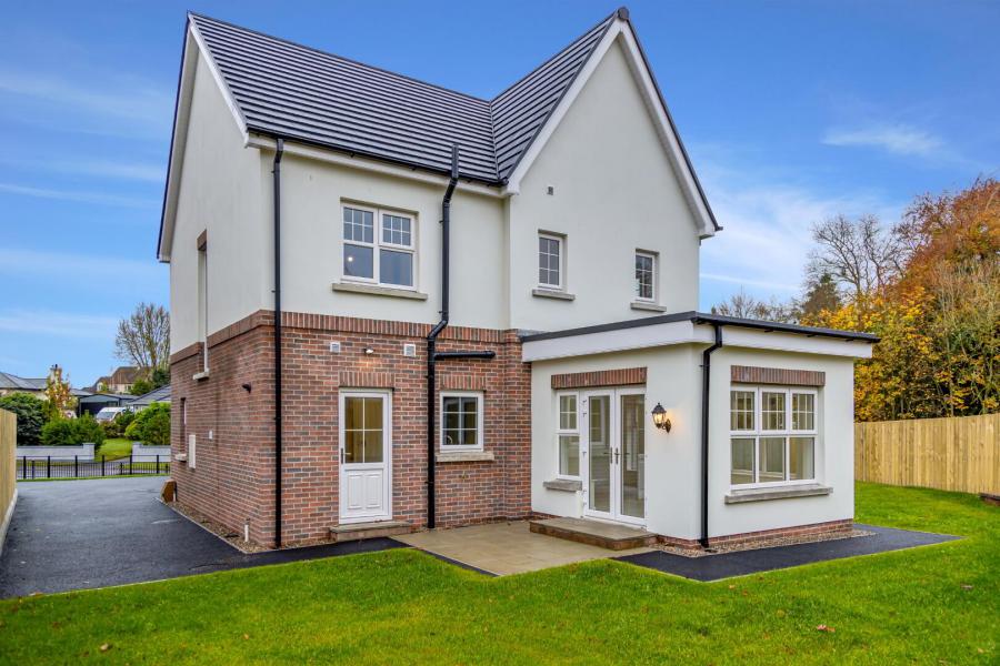 43, (With Sunroom), Camowen