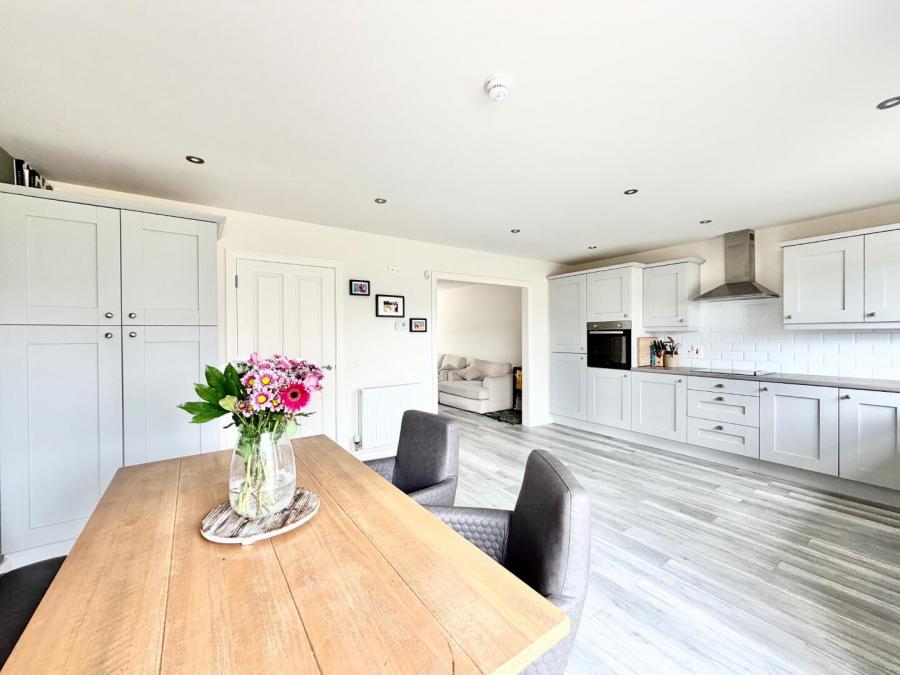 1 Lambrook Rise