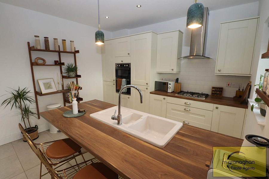 25 Fairfields Manor