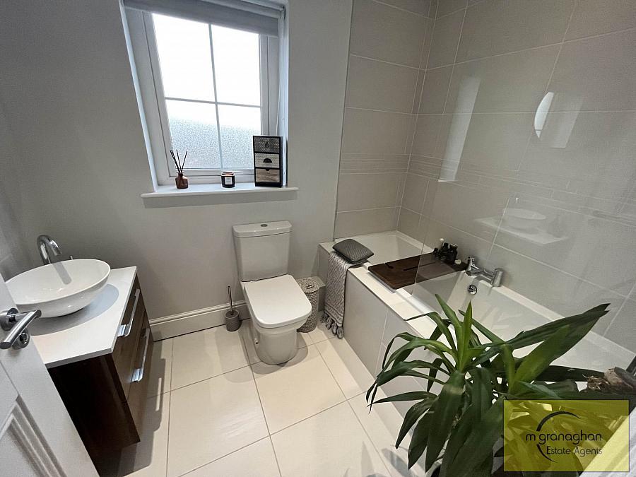 25 Fairfields Manor