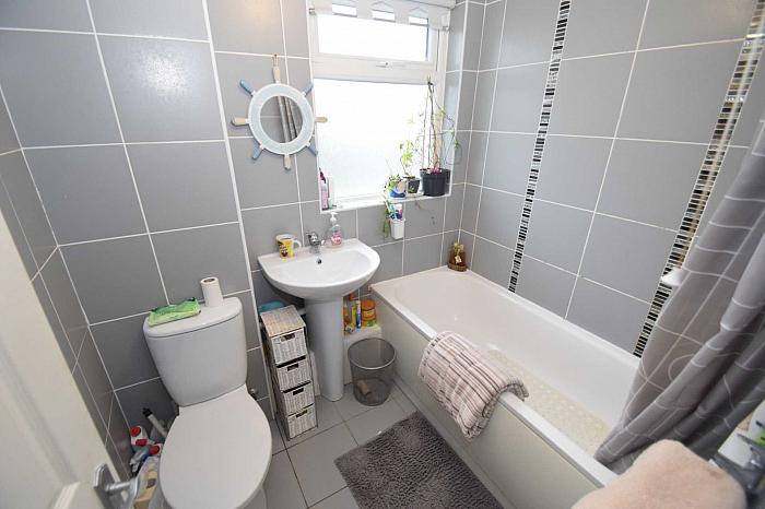 48b Alina Gardens