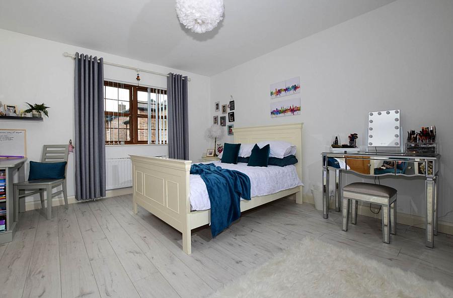 4 Riverside Meadow