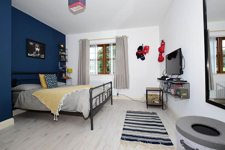 4 Riverside Meadow
