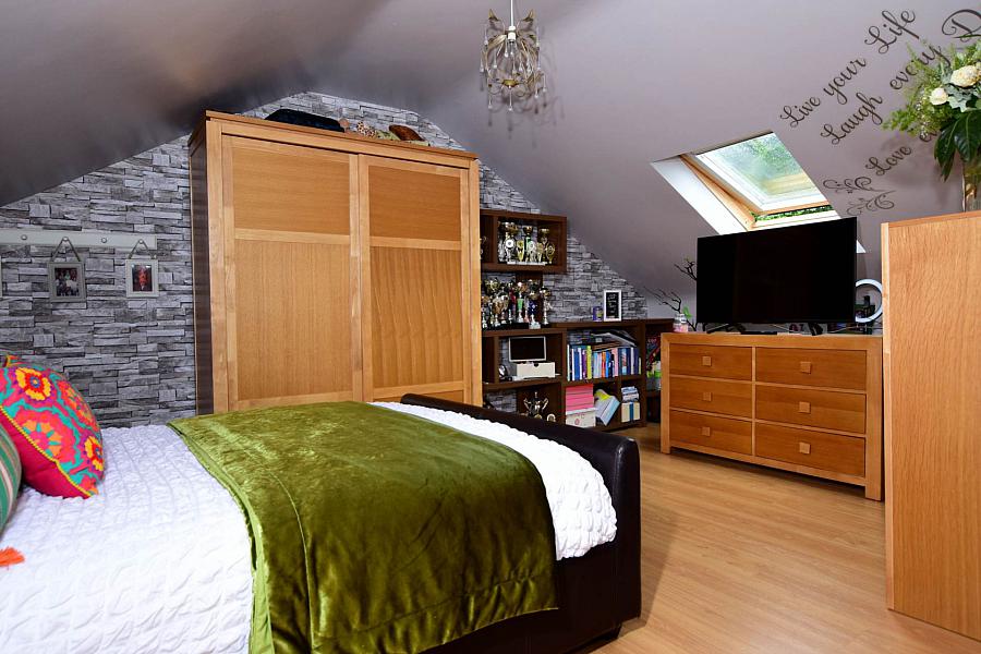 4 Riverside Meadow