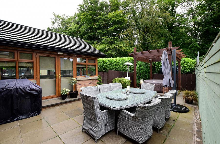4 Riverside Meadow