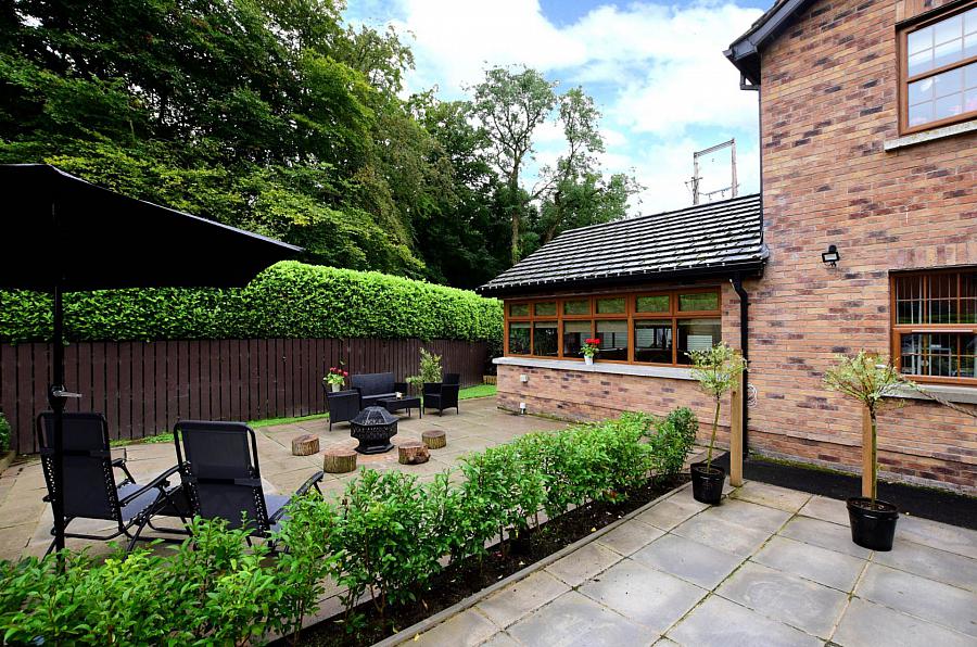 4 Riverside Meadow