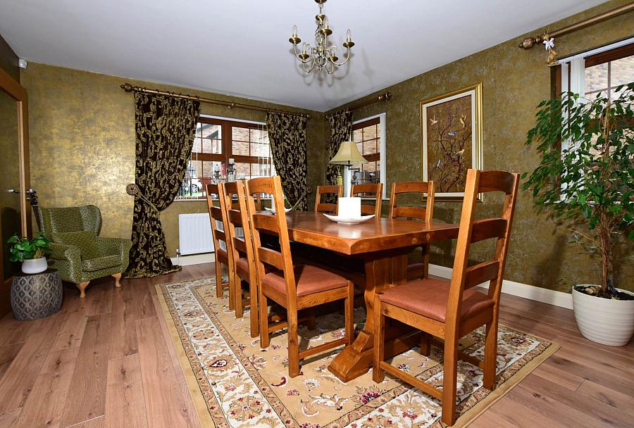 4 Riverside Meadow