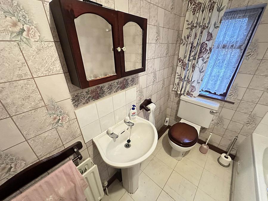 48 Beechmount Crescent