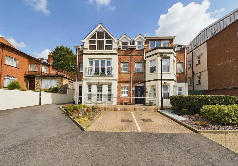 9 Pinetree Court      Glen Road