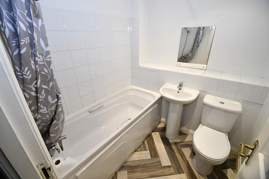 Apt      St Annes Road