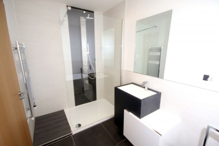 16a The Linen House