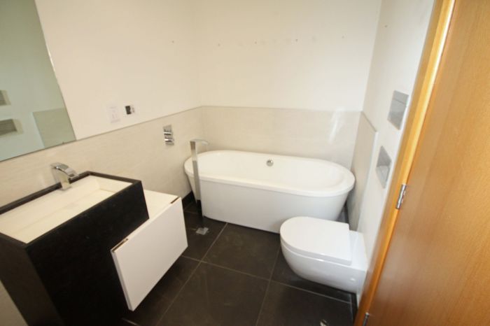 16a The Linen House