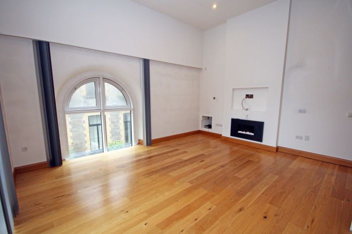 16a The Linen House