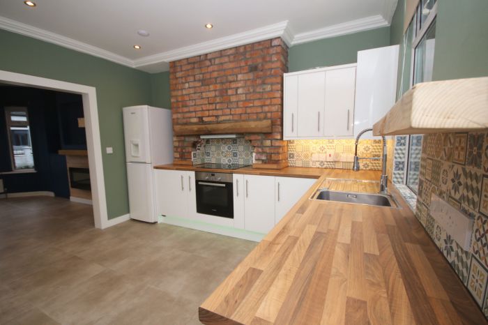 Beautifully Refurbished Contemporary Home, 7 Dunraven Avenue