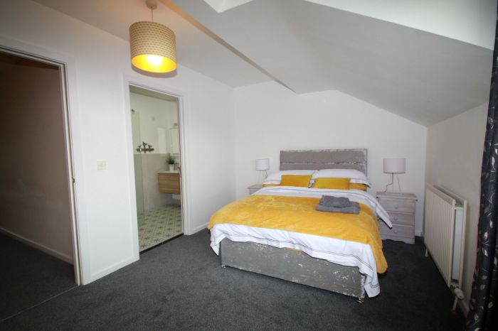 Beautifully Refurbished Apartment College Gate