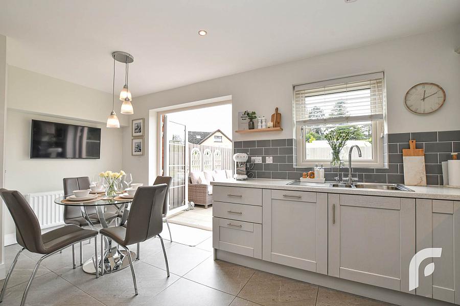 12 Loughshore Manor