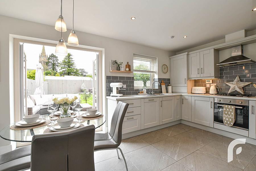 12 Loughshore Manor