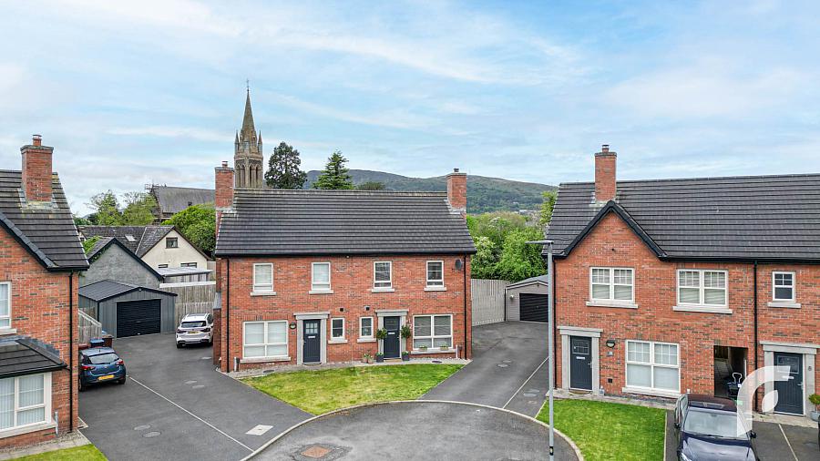 12 Loughshore Manor
