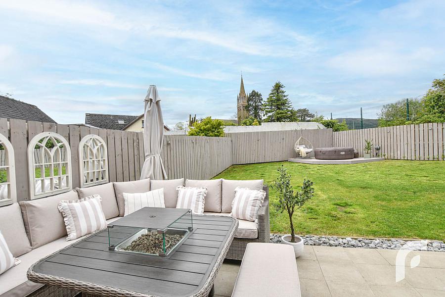 12 Loughshore Manor