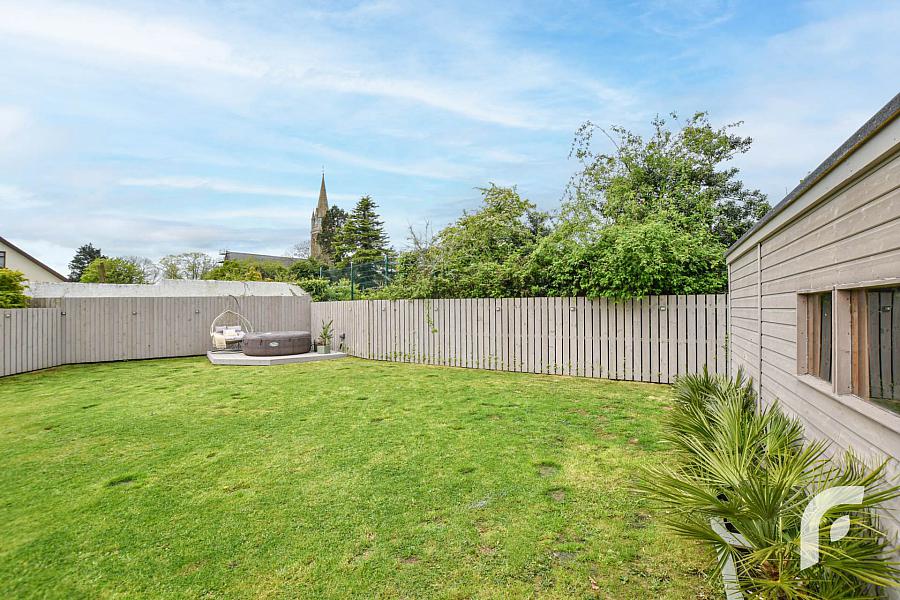 12 Loughshore Manor