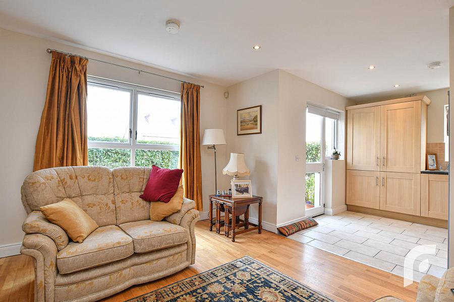 Apt       Glencoe Park