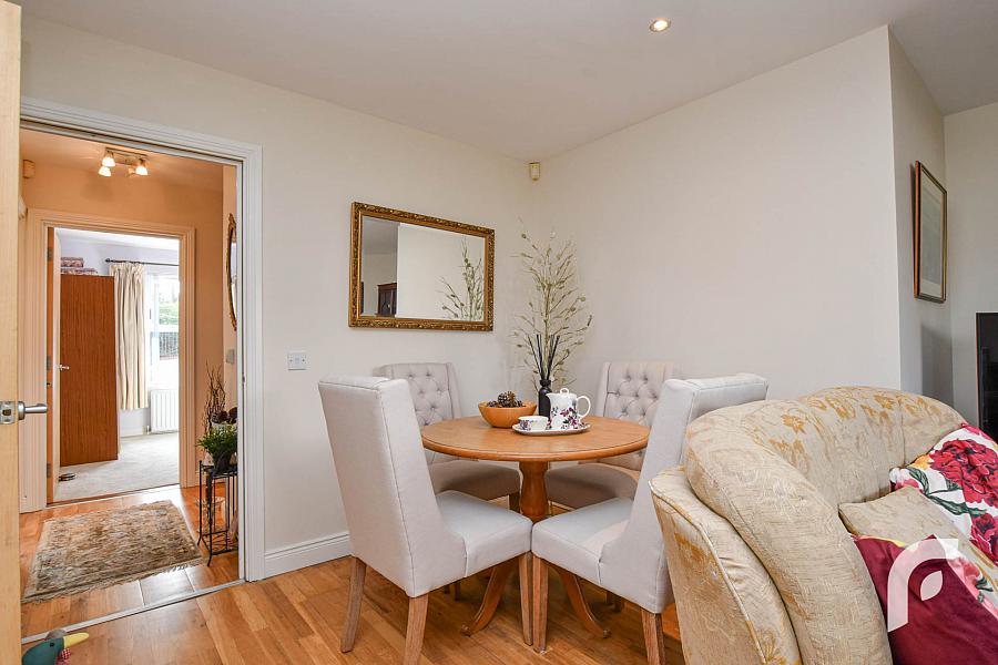 Apt       Glencoe Park