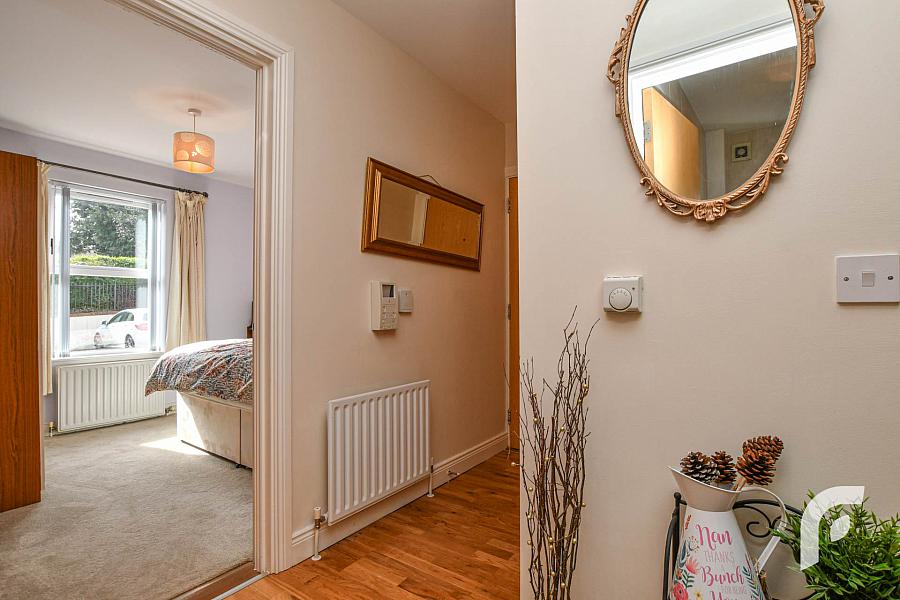 Apt       Glencoe Park