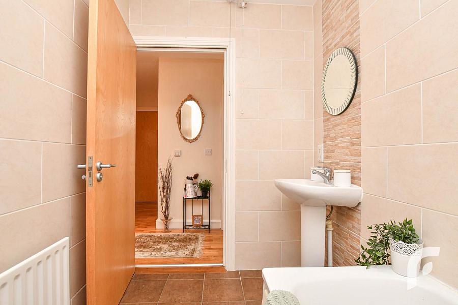 Apt       Glencoe Park