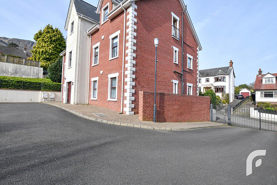 Apt       Glencoe Park