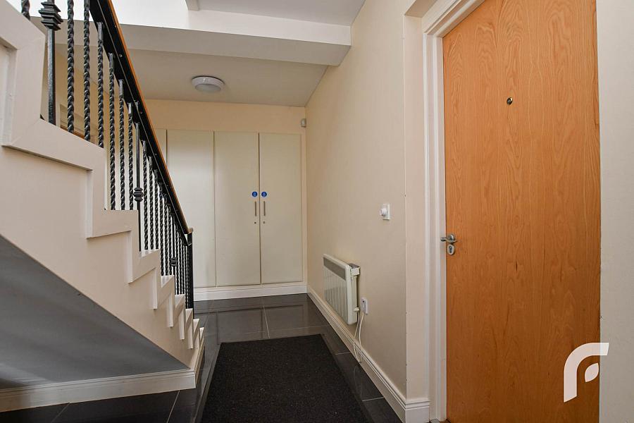 Apt       Glencoe Park