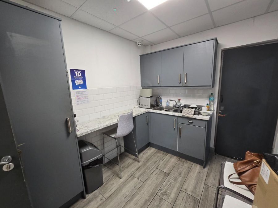 High specification commercial/ retail unit, 13 The Square