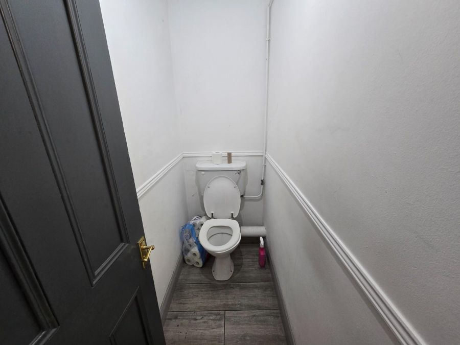 High specification commercial/ retail unit, 13 The Square