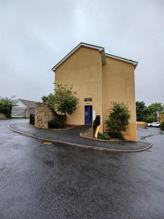10 Greenpark Court