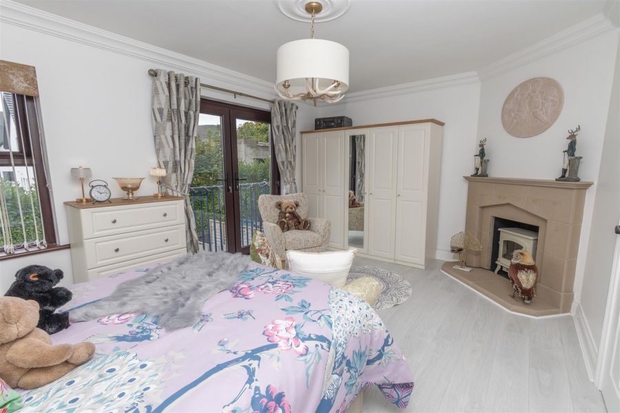 2 The Close Strathern Manor